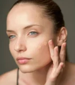 ⁦كريم الأساس - لون رقم: C010⁩ - الصورة ⁦3⁩